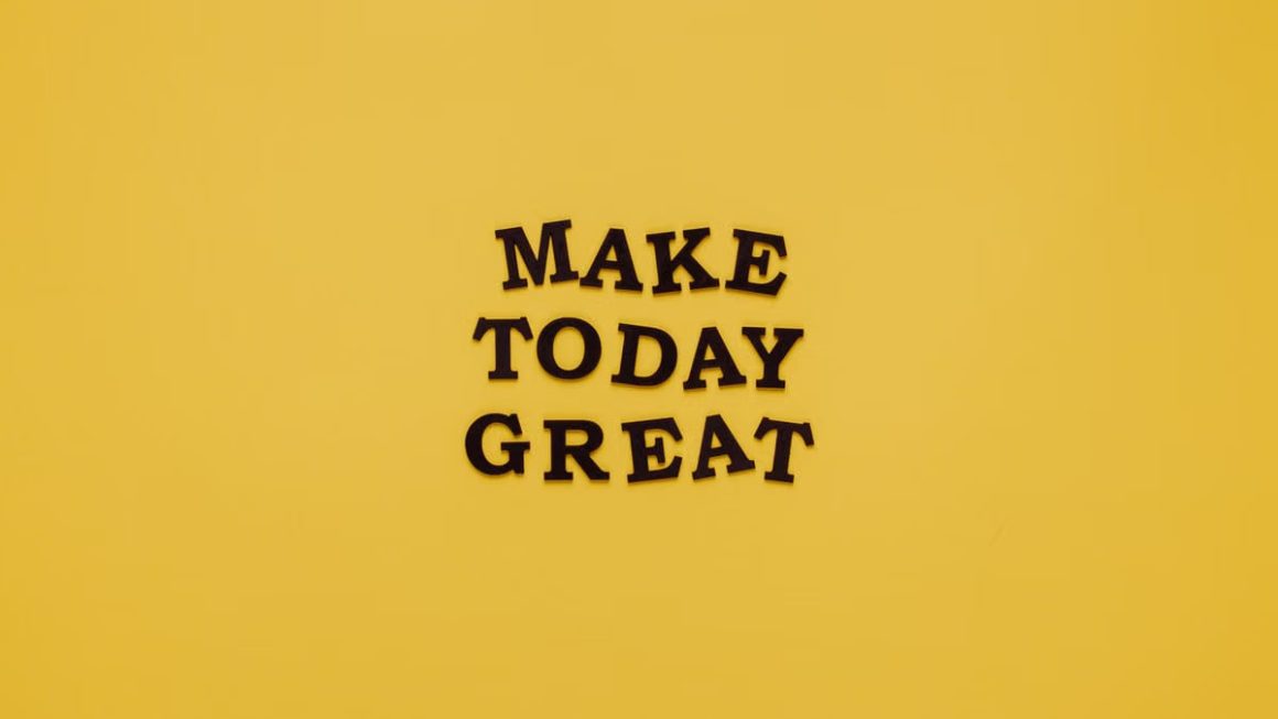Simple and motivational quote 'Make Today Great' on a minimalist yellow background for inspiration.